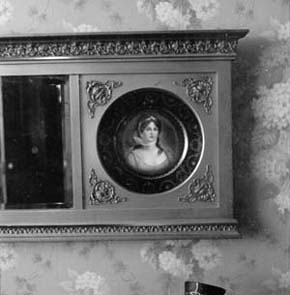 Right portrait of mirror over