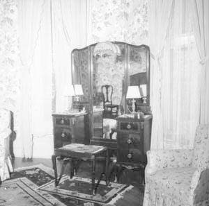 Vanity in northeast corner